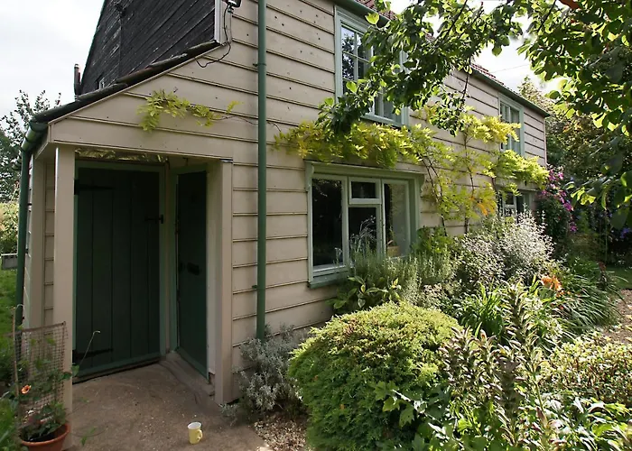 Cozy Cottage Overlooking Fields, Upwell